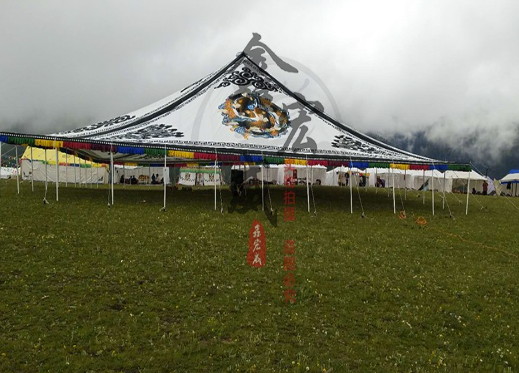 甘孜州牛背山帐篷营地