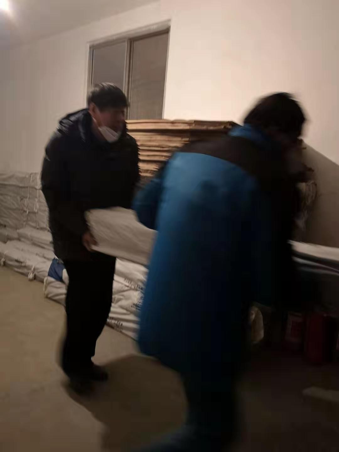 凌晨青白江突发地震，公司深夜运送救灾物资